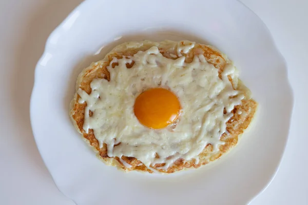 Adjarisk khachapuri i en stekpanna. Kalorifattigt khachapuri med kesostdeg på en vit tallrik. Rätt kost. enkel frukost — Stockfoto