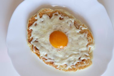 Kızartma tavasında Adjarian Khachapuri. Beyaz tabakta süzme peynir hamurlu düşük kalorili khachapuri. Düzgün beslenme. Basit kahvaltı.