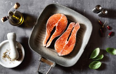 Izgarada taze somon dilimleri pişmeye hazır.