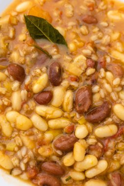 Bir tabak tam tahıllı Toskana fasulye çorbası. Geleneksel İtalyan mutfağı