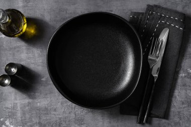 Masanın üzerinde boş tabaklar var. hizmet