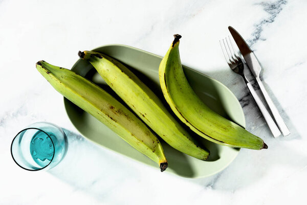 Планы в тарелке на столе с котлетами