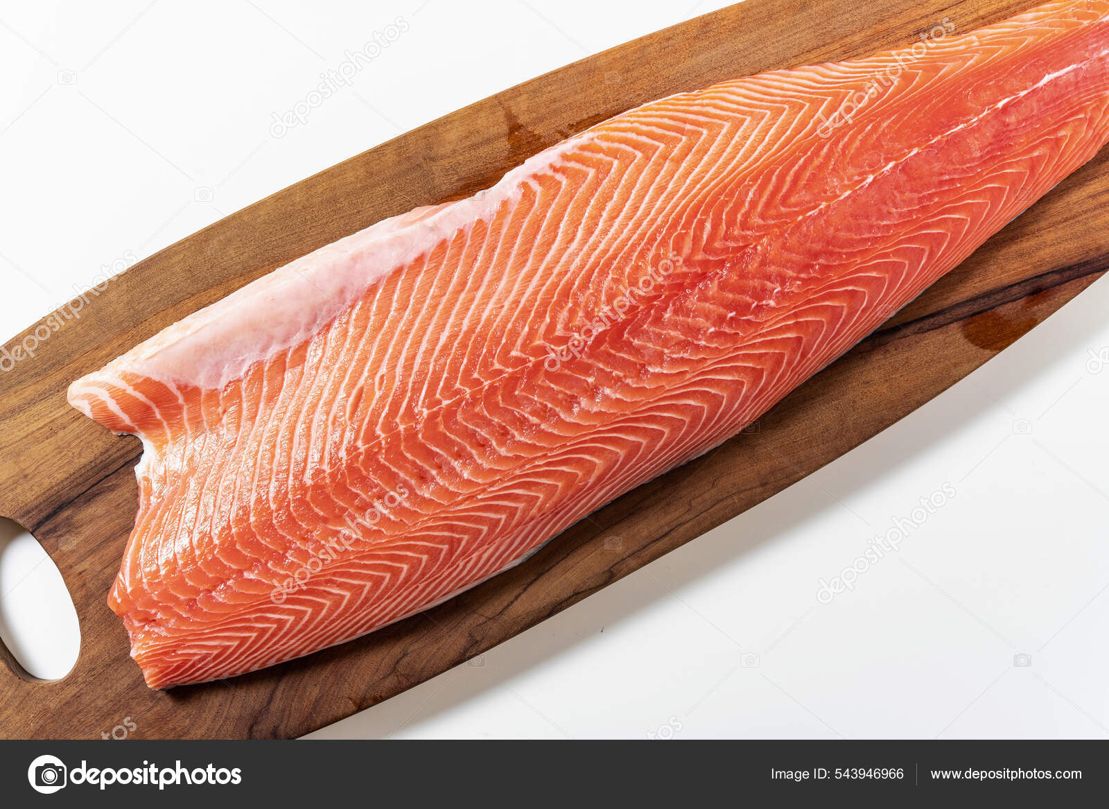 Rebanada Salmón Una Tabla Cortar Madera — Foto de stock #543946966 © IriGri, image size:1600x1167