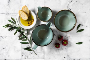 Masada boş tabak seti var. Masa takımı. Mutfak gereçleri ve aletleri.