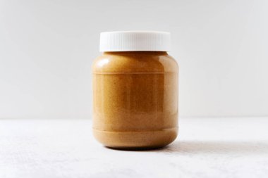 Beyaz masada kavrulmuş tahini susam sosu.