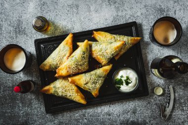 Karanlık bir masada samosa. bira için çerez