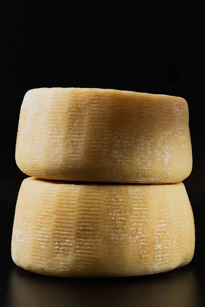 Hela Italienska Parmesan Eller Pecorino Ost Mörk Bakgrund Förpackningsreklam — Stockfoto