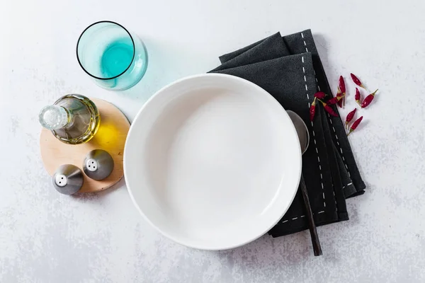 Eine Reihe Leerer Buddha Schüsseln Auf Einem Weißen Tisch — Stockfoto