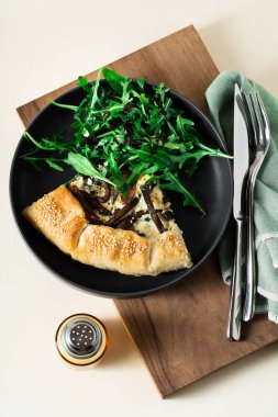 Mantarlı ve soğanlı Quiche Lorraine turtası. minimalist stil