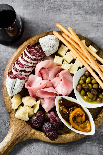 İtalyan aperatifi ve kırmızı şarap: prosciutto, salam, güneşte kurutulmuş domates, zeytin, peynir, Grissini ve hurma. Yaz atıştırması
