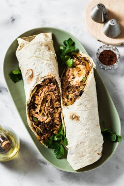 Misket masasında kızarmış somon ve sebzeli burrito. Meksika mutfağı