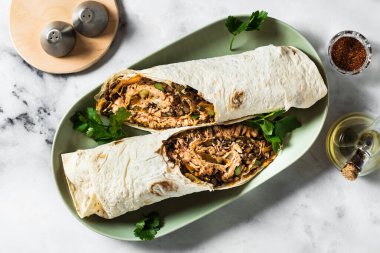Misket masasında kızarmış somon ve sebzeli burrito. Meksika mutfağı