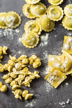 Masada taze çiğ İtalyan mantısının farklı türleri var. ev mutfağı