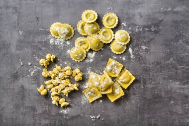 Masada taze çiğ İtalyan mantısının farklı türleri var. ev mutfağı