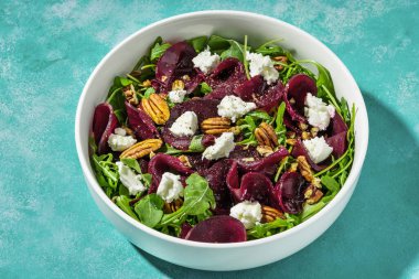 Pancar salatası, roka ve fındık ve balzamik soslu çiftlik koyun peyniri. yaz tarifi