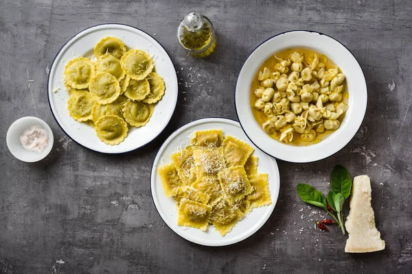 Verschillende Soorten Gekookte Italiaanse Ravioli Borden Tafel Zelfgemaakte Portie Met — Stockfoto