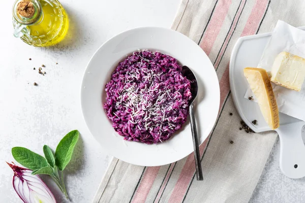 İtalyan pilavı, yabanmersinli ve kırmızı soğanlı peynir ve adaçayı.