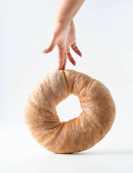 Haushaltung Rundbrot Isoliert Auf Weiß Und Einer Frauenhand — Stockfoto