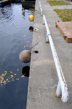 Çamurluk beton iskelede sallanıyor.