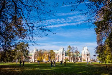Açık mavi gökyüzünde bir malikanede yürümek