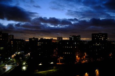 Şehrin nehir yolu üzerinde gökyüzünün renkli gizemli günbatımları