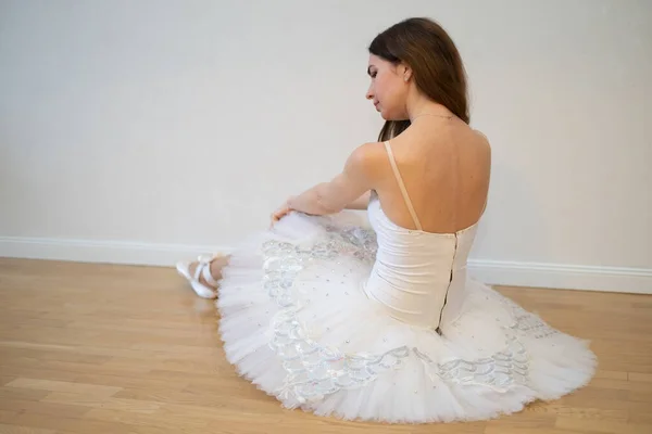 Ballerina Pózování Bílém Pozadí — Stock fotografie