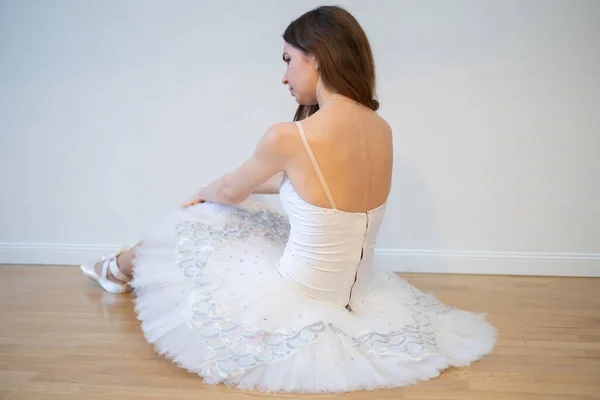 Ballerina Poseren Witte Achtergrond — Stockfoto