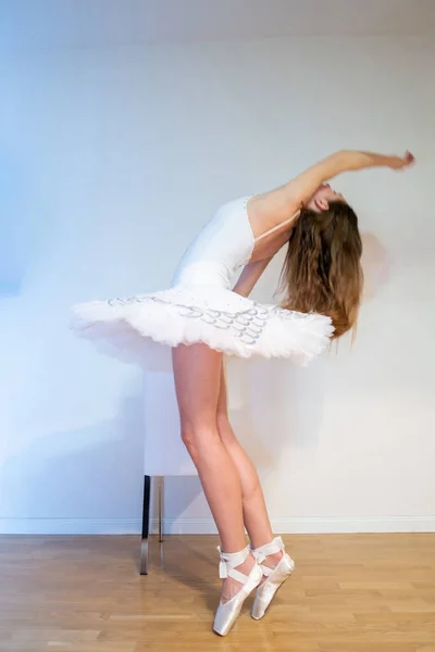 Ballerina Poserar Vit Bakgrund — Stockfoto