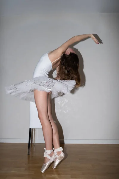Bailarina Posando Fundo Branco — Fotografia de Stock