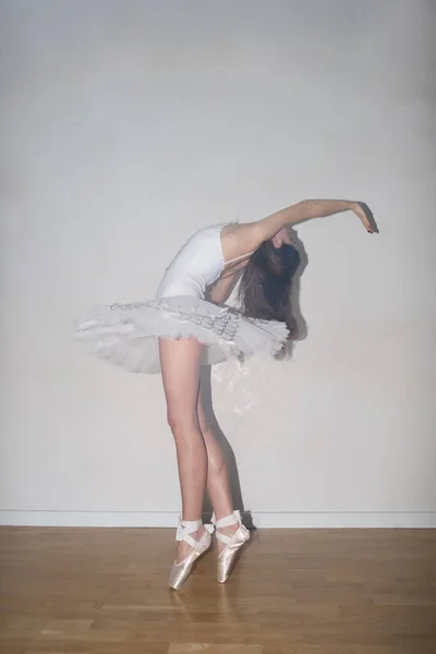 Ballerina Pózování Bílém Pozadí — Stock fotografie