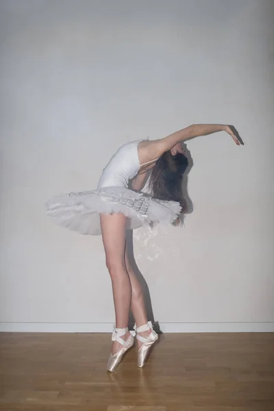 Ballerina Pózování Bílém Pozadí — Stock fotografie