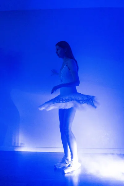 Ballerina Long Legs Posing Blue Light — Zdjęcie stockowe