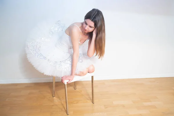 Ballerina Weißen Tutu Sitzt Auf Einem Stuhl — Stockfoto