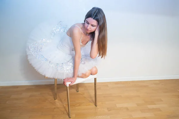 Ballerina Weißen Tutu Sitzt Auf Einem Stuhl — Stockfoto