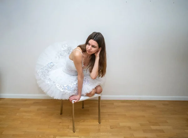 Ballerina Bílé Sukničce Sedí Židli — Stock fotografie