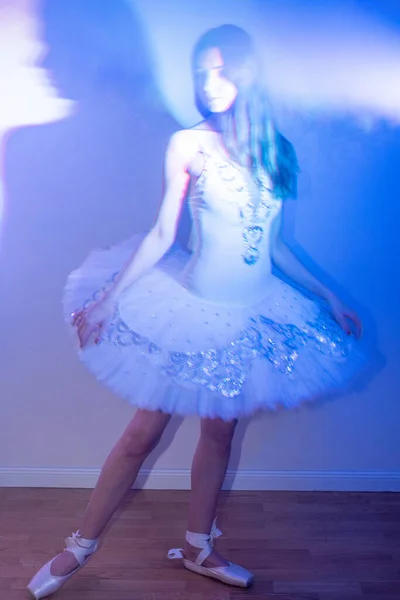Ballerina Long Legs Posing Blue Light — Φωτογραφία Αρχείου