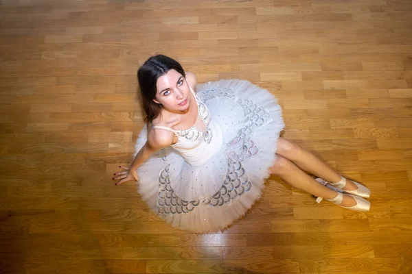 Bailarina Tutú Blanco Suelo Mirando Hacia Arriba —  Fotos de Stock