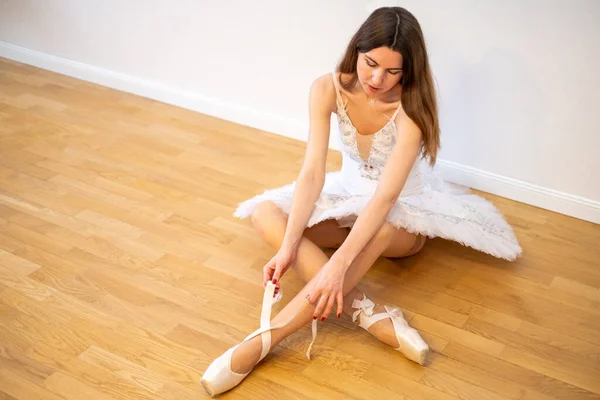 Ballerina Tutù Bianco Sul Pavimento Guardando Alto — Foto Stock