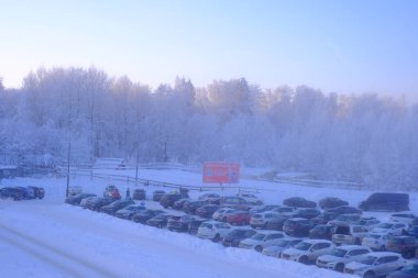 Kar örtülü ağaçlar kayak merkezinde, kaldırma, füniküler, kayak kaldırma