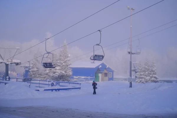 Schneebedeckte Bäume Raureif Einem Skigebiet Lift Seilbahn Skilift — Stockfoto