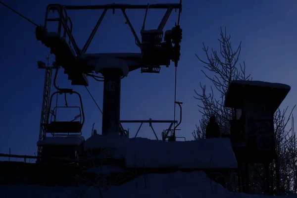 Schneebedeckte Bäume Raureif Einem Skigebiet Lift Seilbahn Skilift — Stockfoto