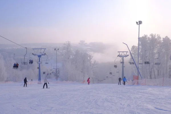 Schneebedeckte Bäume Raureif Einem Skigebiet Lift Seilbahn Skilift — Stockfoto