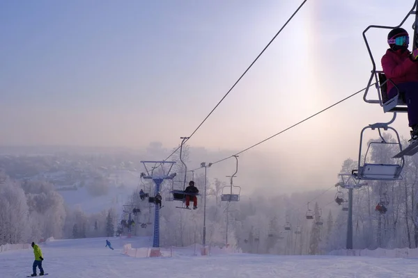 Schneebedeckte Bäume Raureif Einem Skigebiet Lift Seilbahn Skilift — Stockfoto