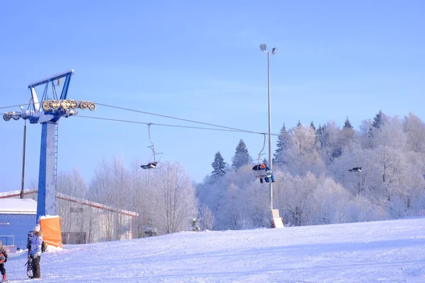 Schneebedeckte Bäume Raureif Einem Skigebiet Lift Seilbahn Skilift — Stockfoto