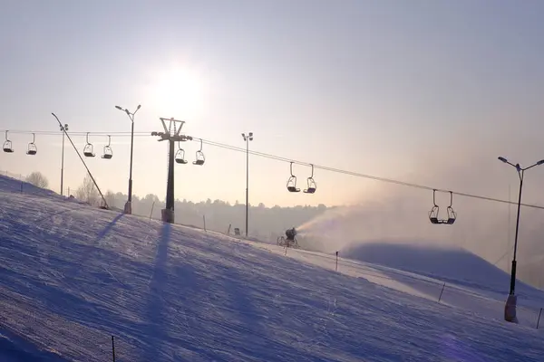 Besneeuwde Bomen Vorst Van Een Skigebied Lift Kabelbaan Skilift — Stockfoto