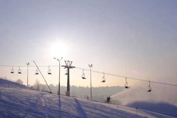 Besneeuwde Bomen Vorst Van Een Skigebied Lift Kabelbaan Skilift — Stockfoto