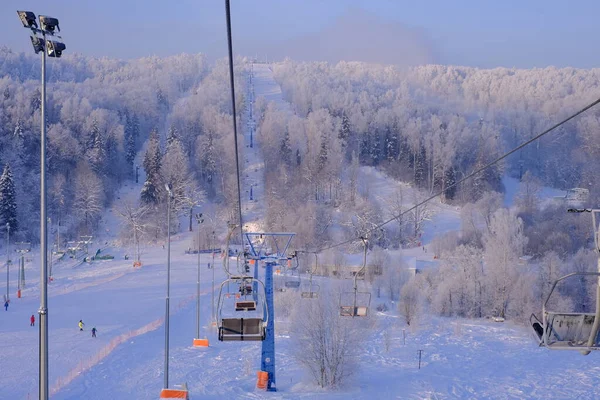 Schneebedeckte Bäume Raureif Einem Skigebiet Lift Seilbahn Skilift — Stockfoto