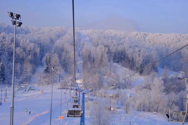 スキー場 リフト ケーブルカー スキーリフトの霜に覆われた木 — ストック写真
