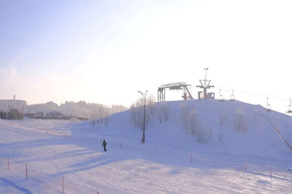 Schneebedeckte Bäume Raureif Einem Skigebiet Lift Seilbahn Skilift — Stockfoto