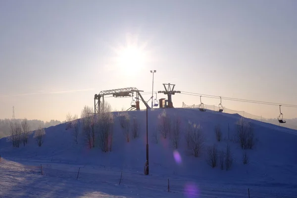 Schneebedeckte Bäume Raureif Einem Skigebiet Lift Seilbahn Skilift — Stockfoto